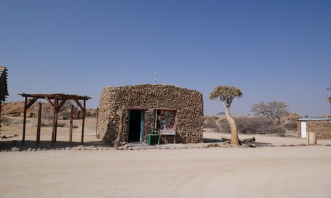 Außenansicht Rezeption Spitzkoppe Campsite - Namibia Reise mit Kindern