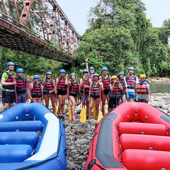 Familie und Guide posieren vor dem Start zum Rafting – Costa Rica Familienreise