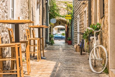 Eine leere, saubere Gasse in Budva