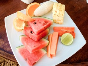 Obstteller mit Ananas, Wassermelone und Papaya in Sri Lanka – Sri Lanka Familienreise
