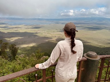 Reisende blickt begeistert auf die Landschaft des Ngorongoro-Kraters – Tansania mit Kindern