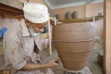 Omani in der Töpferwerkstatt auf dem Bahla old Souk beim Pottery Workshop - Oman Familienreise