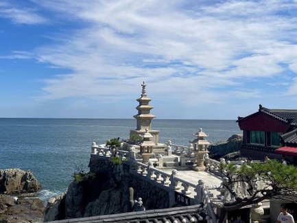 Ein atemberaubender Blick auf den Haedong Yonggungsa-Tempel, der majestätisch über dem ruhigen Meer thront.