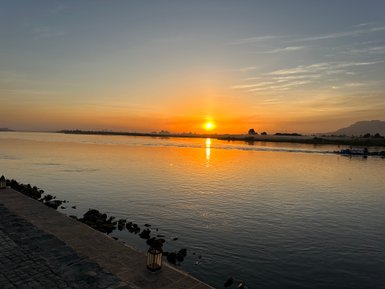 Aussicht auf den Nil im warmen Licht des Sonnenuntergangs in Luxor – Ägypten Reise mit Kindern