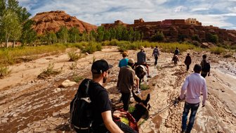 Familien erleben ein Esel-Trekking rund um die beeindruckende Kasbah von Aït Ben Haddou – Marokko mit Kindern