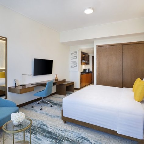 Modern eingerichtetes Zimmer im dusitD2 Naseem Resort mit Bergblick – Oman Familienreise