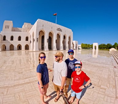 Familie posiert vor dem Royal Opera House in Muscat – Oman Familienreise