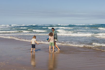 Mutter mit Kindern genießen den Strand am Wilderness Beach – Südafrika mit Kindern