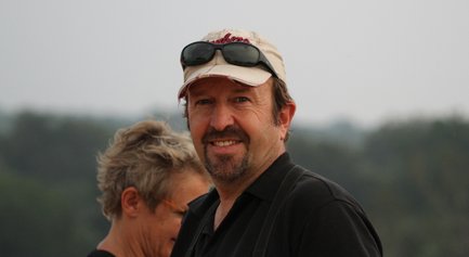 Rainer Stoll lächelt in die Kamera in Sri Lanka – Sri Lanka Familienreise