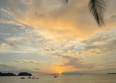 Farbenprächtiger Sonnenuntergang am Strand von Potrero in Guanacaste – Costa Rica Reise mit Kindern