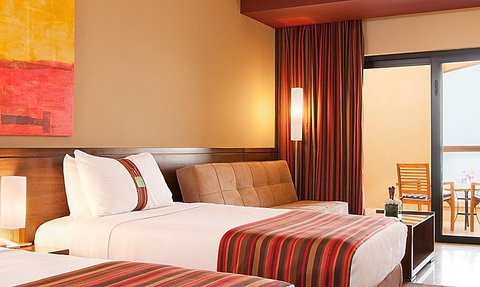 zwei Doppelbetten im Holiday Inn Resort Dead Sea - Jordanien Familienreise