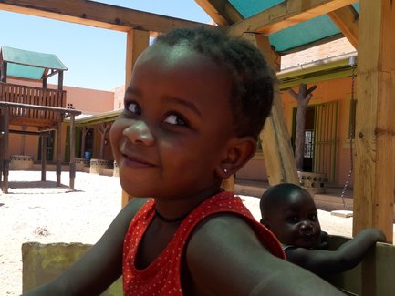 Ein einheimisches Mädchen schaut in die Kamera - Namibia mit Jugendlichen