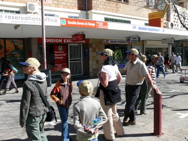 Eine Familie steht wartend in der Stadt - Namibia mit Jugendlichen