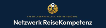 Ein stilisiertes Logo mit Bergen, einem Kompass und Reiseelementen auf dunklem Hintergrund.