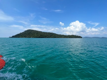 Insel und türkisblaues Meer auf Koh Rong Samloem – Kambodscha mit Kindern