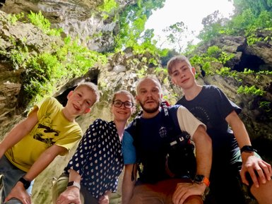 Familie macht ein Selfie vor den beeindruckenden Batu-Höhlen – Malaysia & Borneo Reise mit Kindern