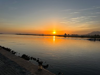 Aussicht auf den Nil im warmen Licht des Sonnenuntergangs in Luxor – Ägypten Reise mit Kindern