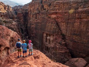 Kinder blicken auf Schatzhaus Petra - Jordanien Urlaub mit Kindern