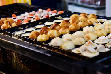 Frisch zubereitete Takoyaki-Kugeln an einem Streetfood-Stand in Kuala Lumpur – Malaysia & Borneo Familienreise