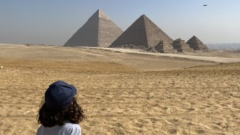 Kind vor den Pyramiden von Gizeh in Kairo – Ägypten Reise mit Kindern 