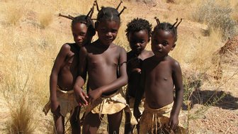 Einer Gruppe Kinder stehen nebeneinander - Namibia Familienurlaub