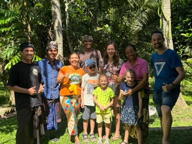 Familie im Dorf Keramas gemeinsam mit Einheimischen – Bali Reise mit Kindern