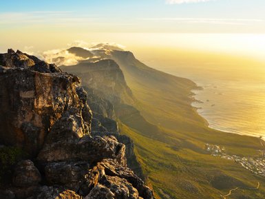 Abendlicht über der Küstenlinie von Kapstadt beim Sonnenuntergang – Garden Route Reise mit Kindern