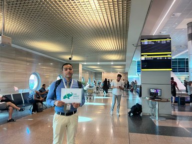 Reiseleiter mit Schild zur Begrüßung am Flughafen Kairo – Ägypten Reise mit Kindern