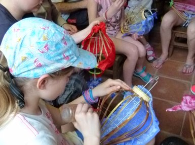 Kinder gestalten bunte Laternen in einem Workshop in Hoi An – Vietnam Familienreise