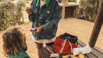 Mutter und Kind beim Picknick im Addo Nationalpark - Südafrika mit Kindern