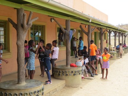 Einheimische Kinder vor einer Schule - Namibia mit Jugendlichen
