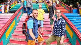 Familie hält den Moment mit einem Selfie auf der farbenfrohen Treppe der Batu-Höhlen fest – Malaysia & Borneo Familienreise