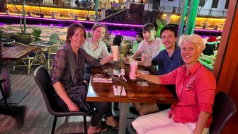 Familie speist am Abend in einem stimmungsvoll beleuchteten Restaurant in Malakka – Malaysia & Borneo mit Kindern