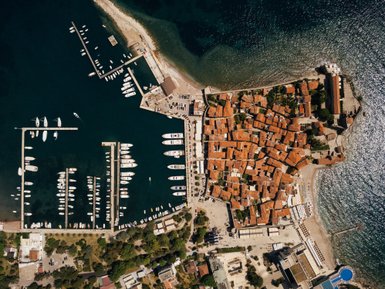 Eine Luftaufnahme der Altstadt von Budva 