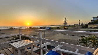 Blick von der Terrasse im Swakopmund Sands Hotel auf das Meer - Namibia Urlaub mit Kindern