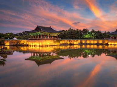 Der Donggung-Palast und der Wolji-Teich sind in das warme Licht des Sonnenuntergangs getaucht