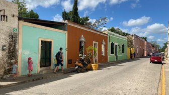 Bunte Häuserfassaden in einer Straße von Valladolid – Mexiko Familienreise