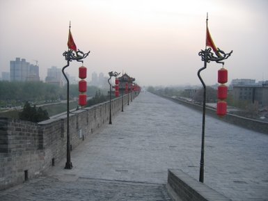 Spaziergang auf der historischen Stadtmauer von Xi’an – China Reise mit Kindern