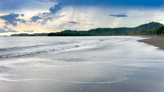 Sanfte Wellen am Strand von Potrero an der Nordpazifikküste – Costa Rica Familienreise