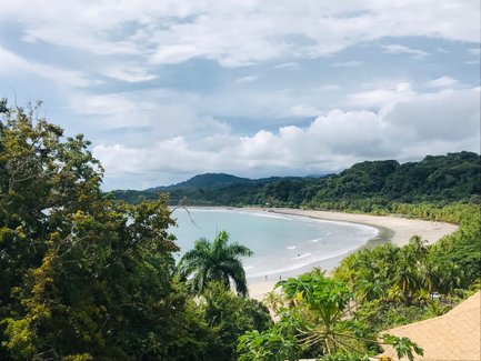 Malerische Bucht mit grüner Landschaft bei Puerto Carrillo – Costa Rica Reise mit Kindern
