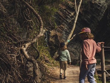 Kinder genießen die Natur beim Spielen im Tsitsikamma Nationalpark – Südafrika Familienreise