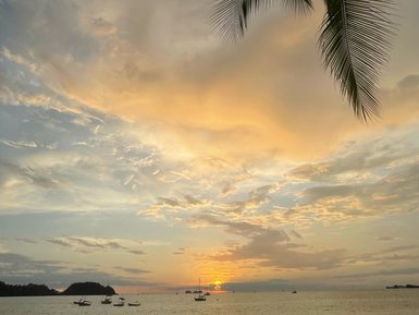Farbenprächtiger Sonnenuntergang am Strand von Potrero in Guanacaste – Costa Rica Reise mit Kindern