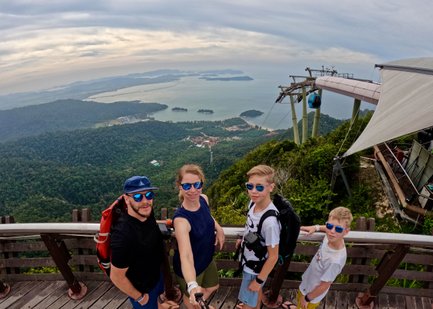 Ausblick auf die Seilbahn mit üppiger Natur und Inselkulisse – Malaysia & Borneo Reise mit Kindern