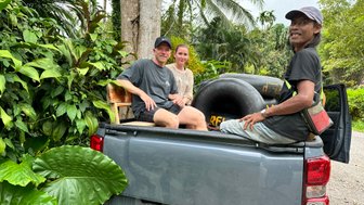 Weg zum Tubing Abenteuer mit dem Pick-up im Khao Sok Nationalpark - Thailand Familienreise