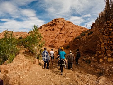 Kinder und Eltern entdecken die Umgebung von Aït Ben Haddou bei einem spannenden Eselritt – Familienurlaub in Marokko