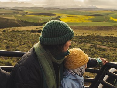 Mutter und Kind genießen die Winterlandschaft auf der Skeiding Guest Farm – Südafrika Familienreise