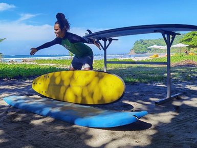 Surflehrer gibt Surfkurs in Costa Rica – Costa Rica Familienreise