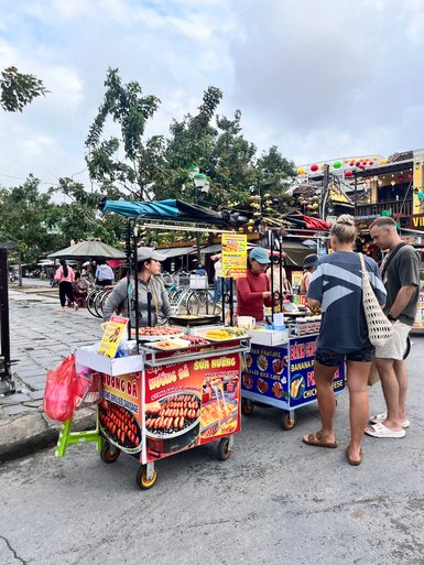 Lokale Essensstände mit vietnamesischen Spezialitäten in Hoi An – Vietnam mit Kindern