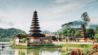 Pura Tanah Lot thront malerisch auf einem Felsen im Meer – Bali Reise mit Kindern