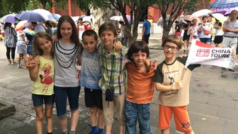 Kindergruppe auf Sightseeing-Tour durch China – China Familienreise